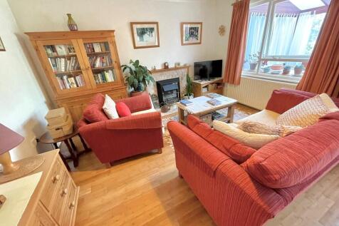 9 Beacon Way Loun...