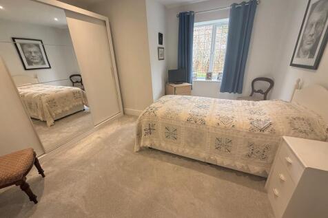 2 Harwood Apartme...