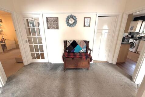 12 Knightscroft A...