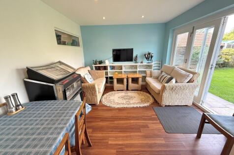 12 Knightscroft A...