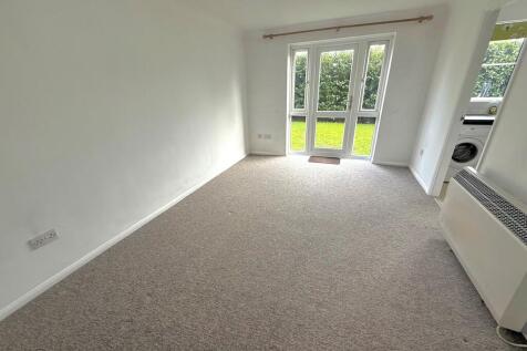 18 Dorking Lounge...