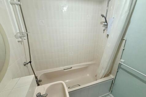 18 Dorking Bathro...