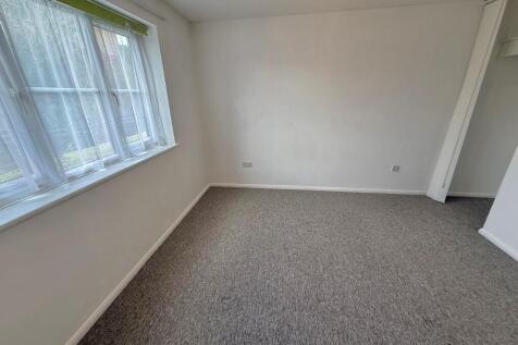 18 Dorking Bedroo...