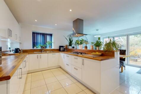 KITCHEN/FAMILY ROOM