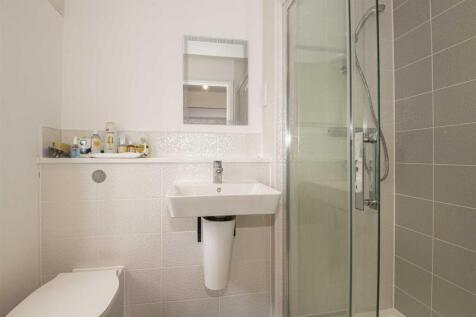 EN-SUITE SHOWER ROOM