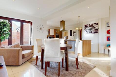 OPEN PLAN KITCHEN/DINING AND FAMILY LIVING SPACE
