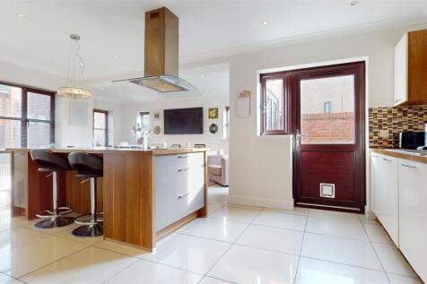 OPEN PLAN KITCHEN/DINING AND FAMILY LIVING SPACE