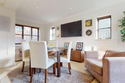 OPEN PLAN KITCHEN/DINING AND FAMILY LIVING SPACE