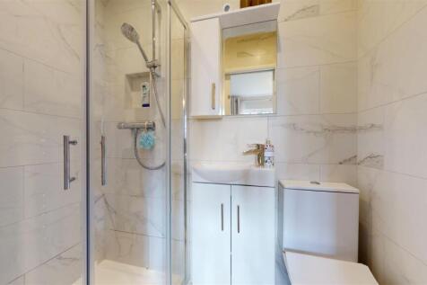 En-suite to bedroom 3