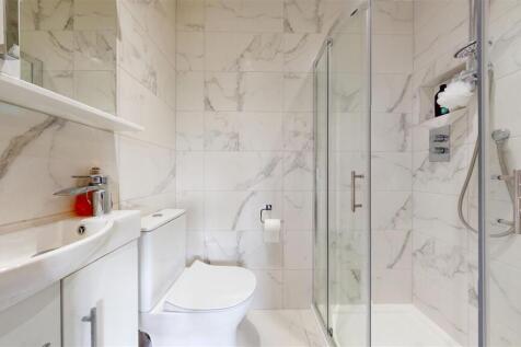 En-suite to bedroom 4