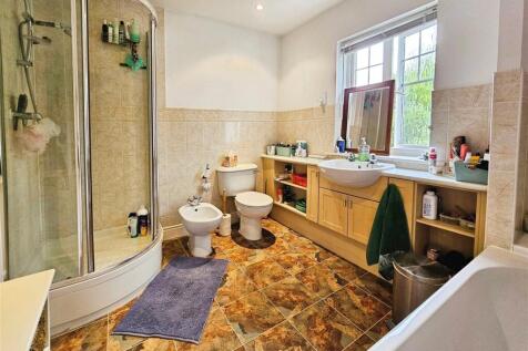 Main Ensuite