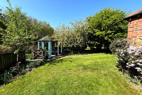 Side garden inclu...