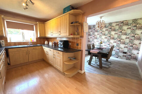 Kitchen into Dini...