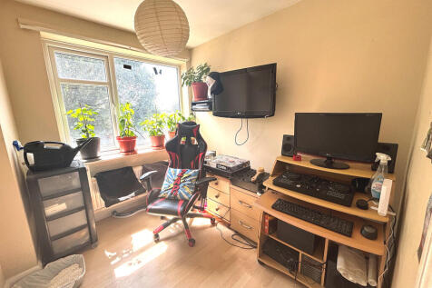 Bedroom 5/Dressin...