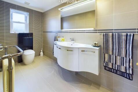 Bedroom 2 ensuite