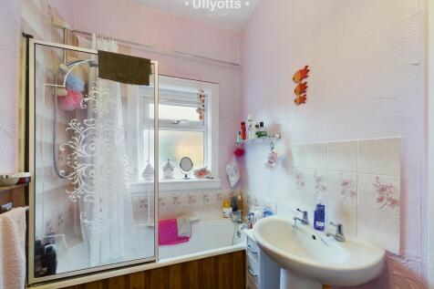 Flat 1 Bathroom