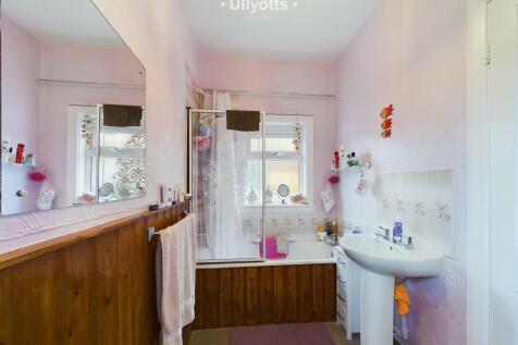 Flat 1 Bathroom