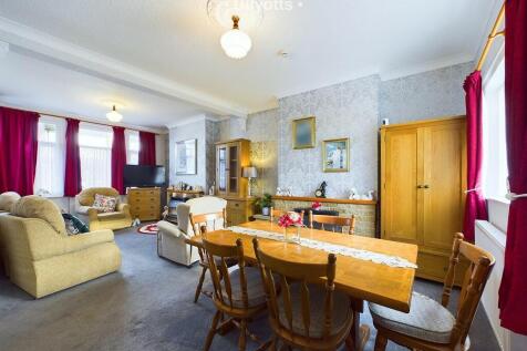 Lounge / Dining a...