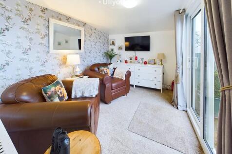 Bedroom 2 / Sitti...