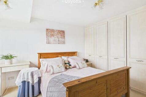 Upstairs Bedroom ...