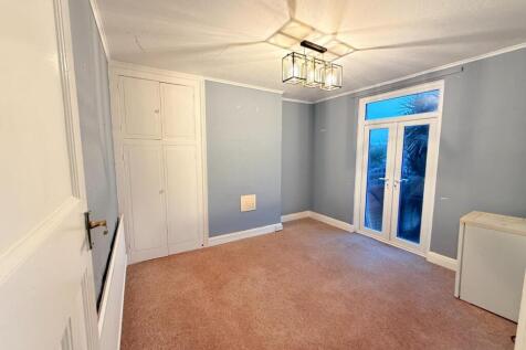 366 Bexhill Road dining.JPG