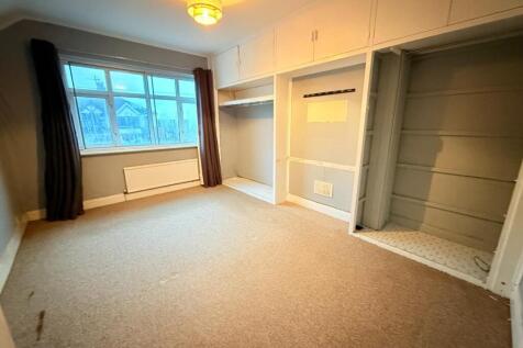 366 Bexhill Road bed 1.JPG