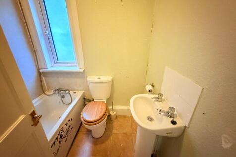366 Bexhill Road bath 2.JPG
