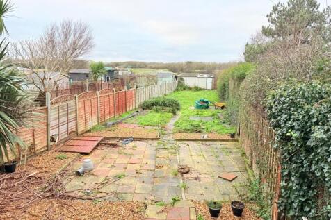 366 Bexhill Road gdn.JPG