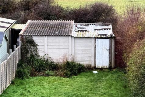366 Bexhill Road Garages.JPG