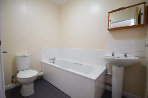6, Hyde Court 32-34 Grove Road Bathroom.JPG