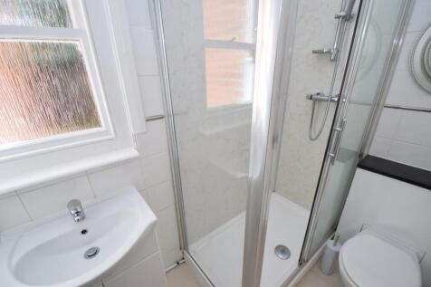 Flat 4 2 Lewes Road - Bathroom.JPG