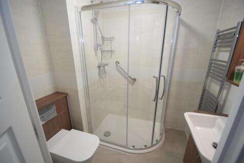 51 Allingham Lodge en suite.JPG