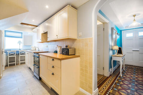 Kitchen/Entrance ...