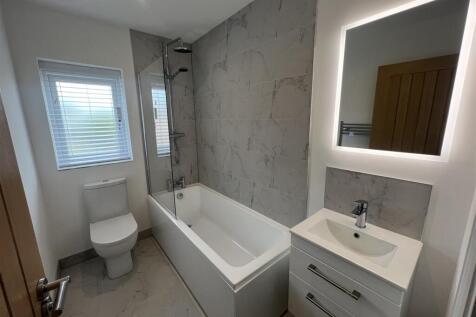 7 - Bathroom.JPG