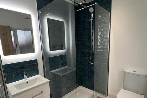 7 - Ensuite.JPG