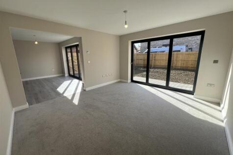 4 - Lounge &amp; Dining Area.jpg