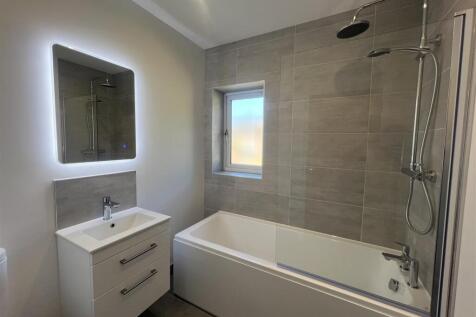 7 - Bathroom.jpg
