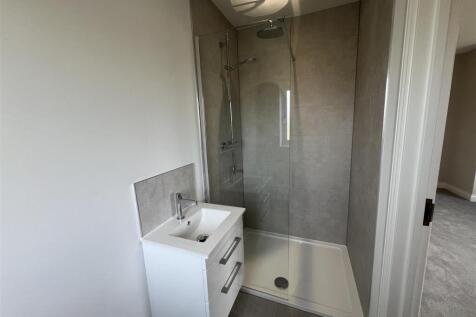 9. Ensuite 1.JPG