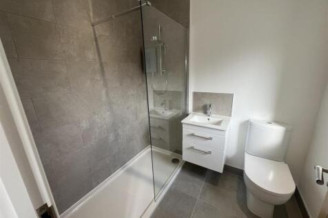 11. Ensuite 2.JPG