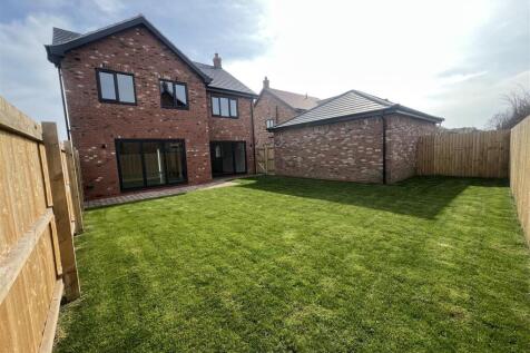 15. Rear Garden.JPG