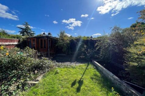 167 Boothferry Rd garden.jpg