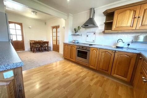 Kitchen 2.jpg