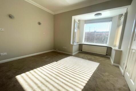 Bedroom 1 (3).jpg