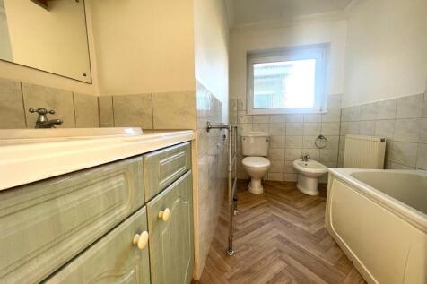 Bathroom 2.jpg