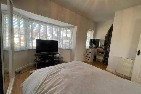 Bedroom 1 (3).jpg