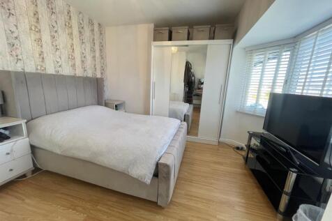 bedroom 1 (2).jpg
