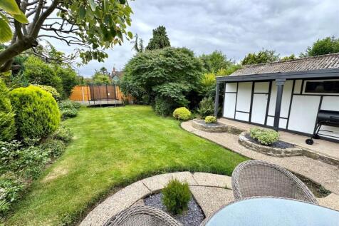 16 Queensbury Way garden 2.jpg