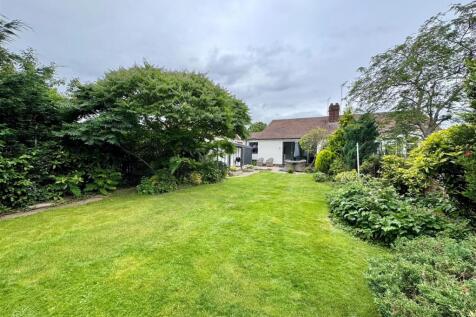 16 Queensbury Way garden.jpg