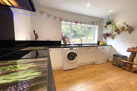 Kitchen 2.jpg