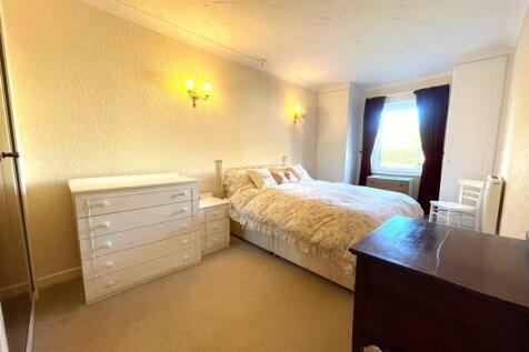 Bedroom 1.jpg